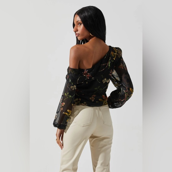 NWT ASTR The Label REIGN FLORAL OFF SHOULDER TOP - Picture 5 of 6